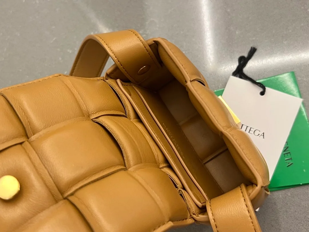 보테가 베네타 패디드 캔디 카세트백 카라멜