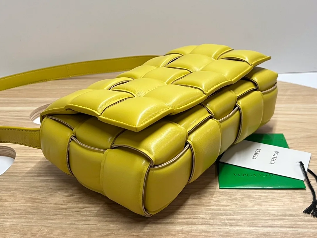 보테가 베네타 패디드 옐로우 카세트백