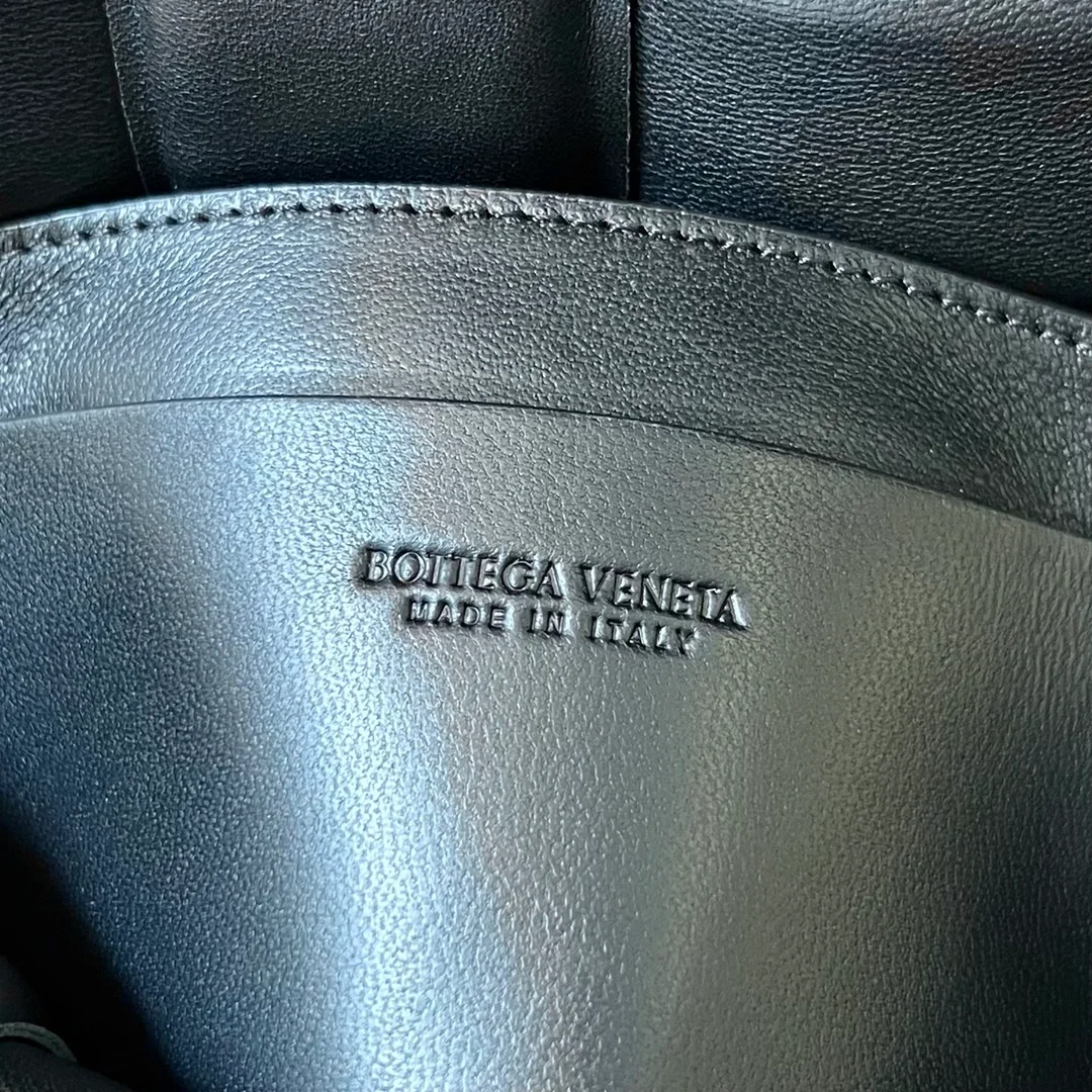 보테가 베네타 패디드 카세트 벨트백 블랙