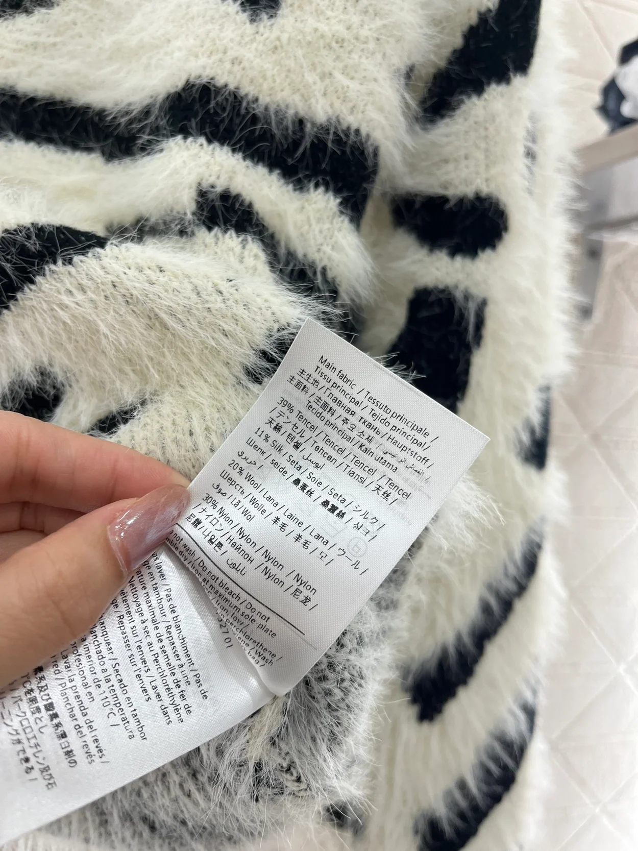 발렌티노 브이넥 풀오버 스웨터