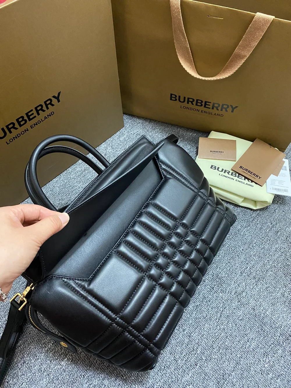 버버리 캐서린 퀄팅 레더 토트백