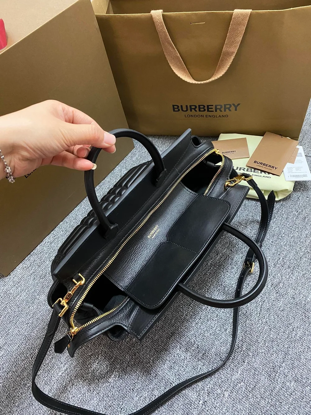 버버리 캐서린 퀄팅 레더 토트백