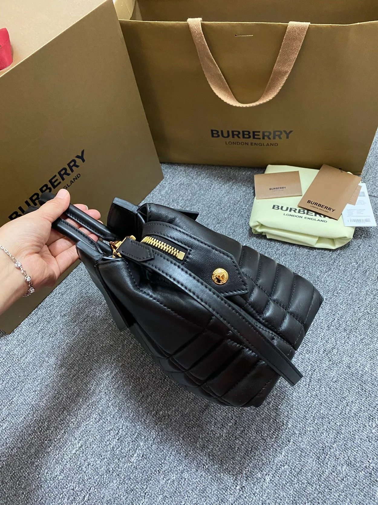 버버리 캐서린 퀄팅 레더 토트백