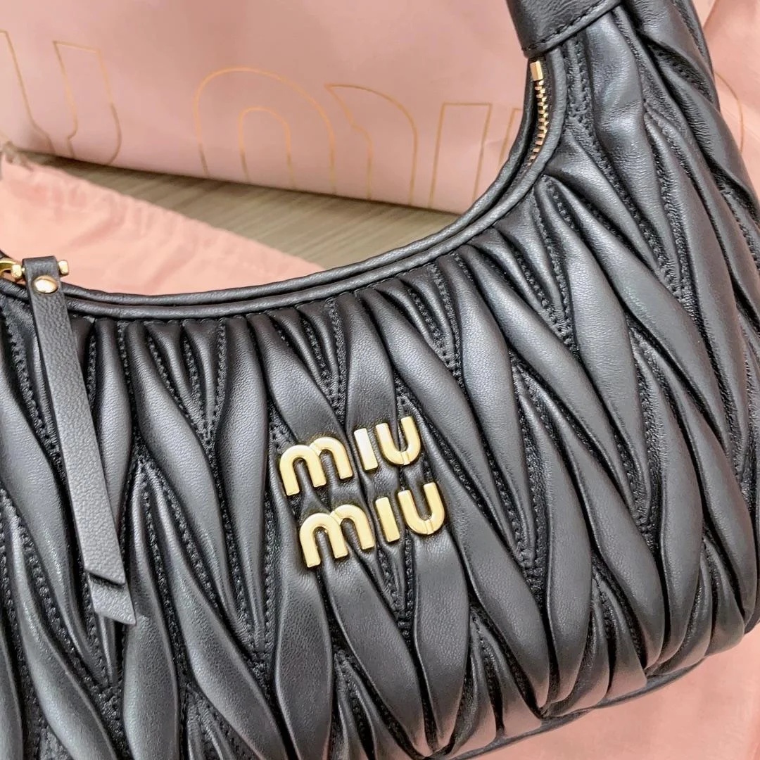 미우미우 미디엄 완더 마테라쎄 나파 가죽 호보백 블랙