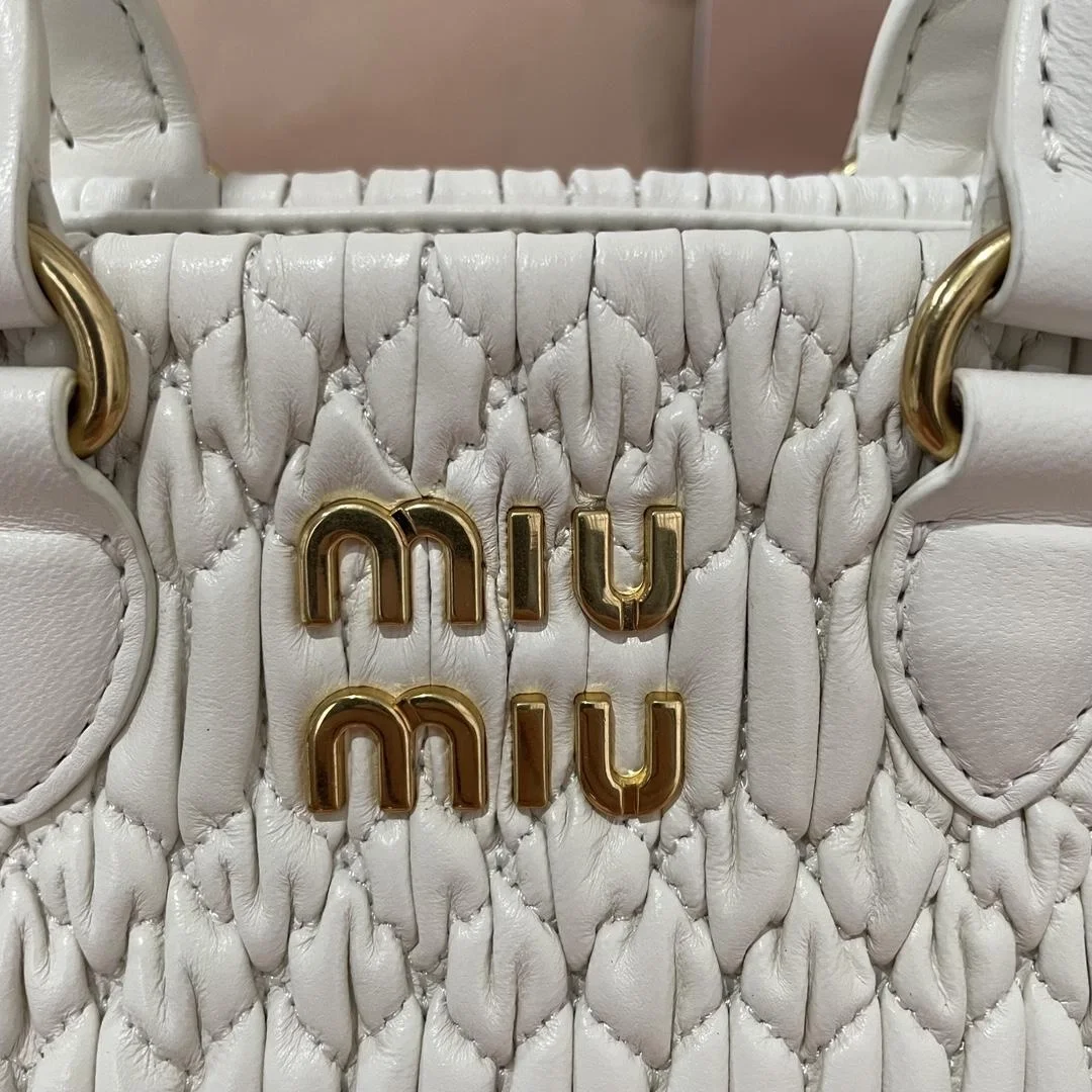 미우미우 크리스털 나파 가죽 핸드백 화이트