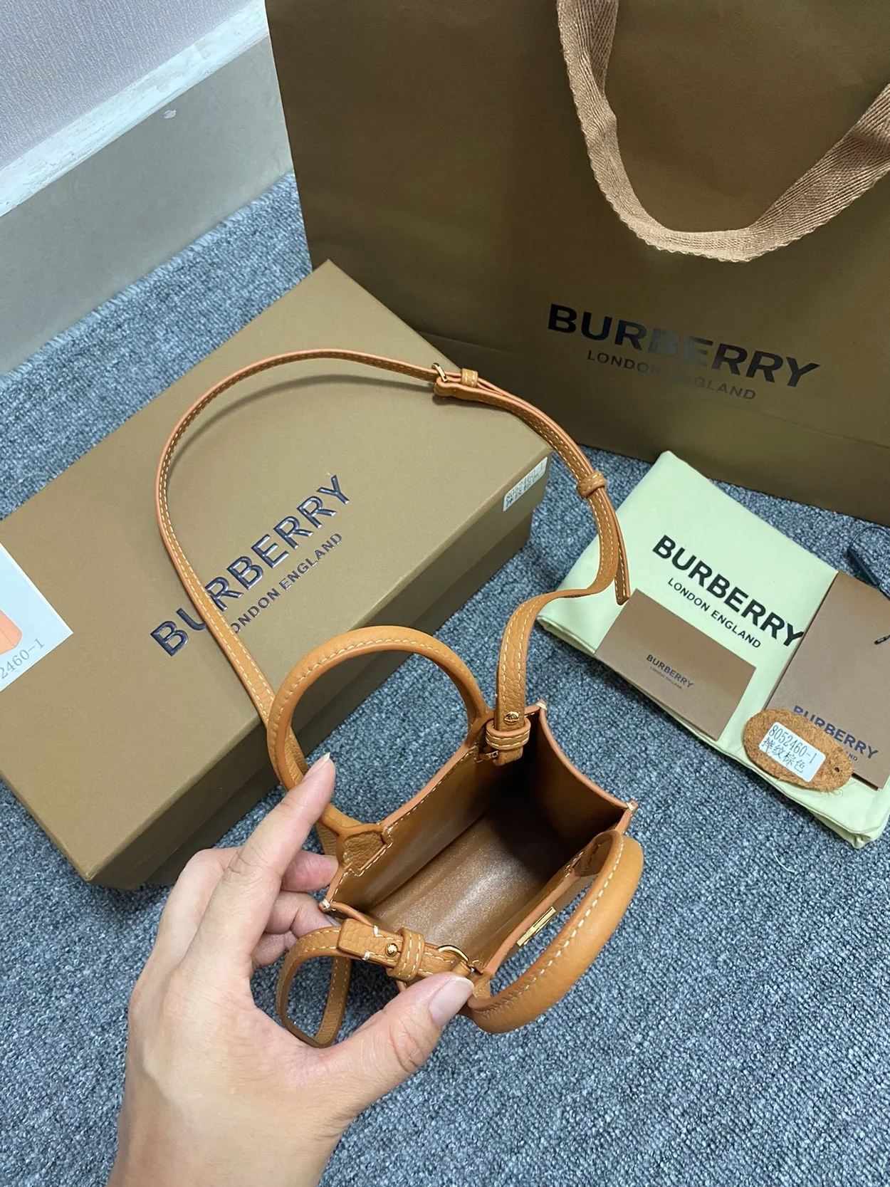 버버리 레더 마이크로 프란시스 토트백