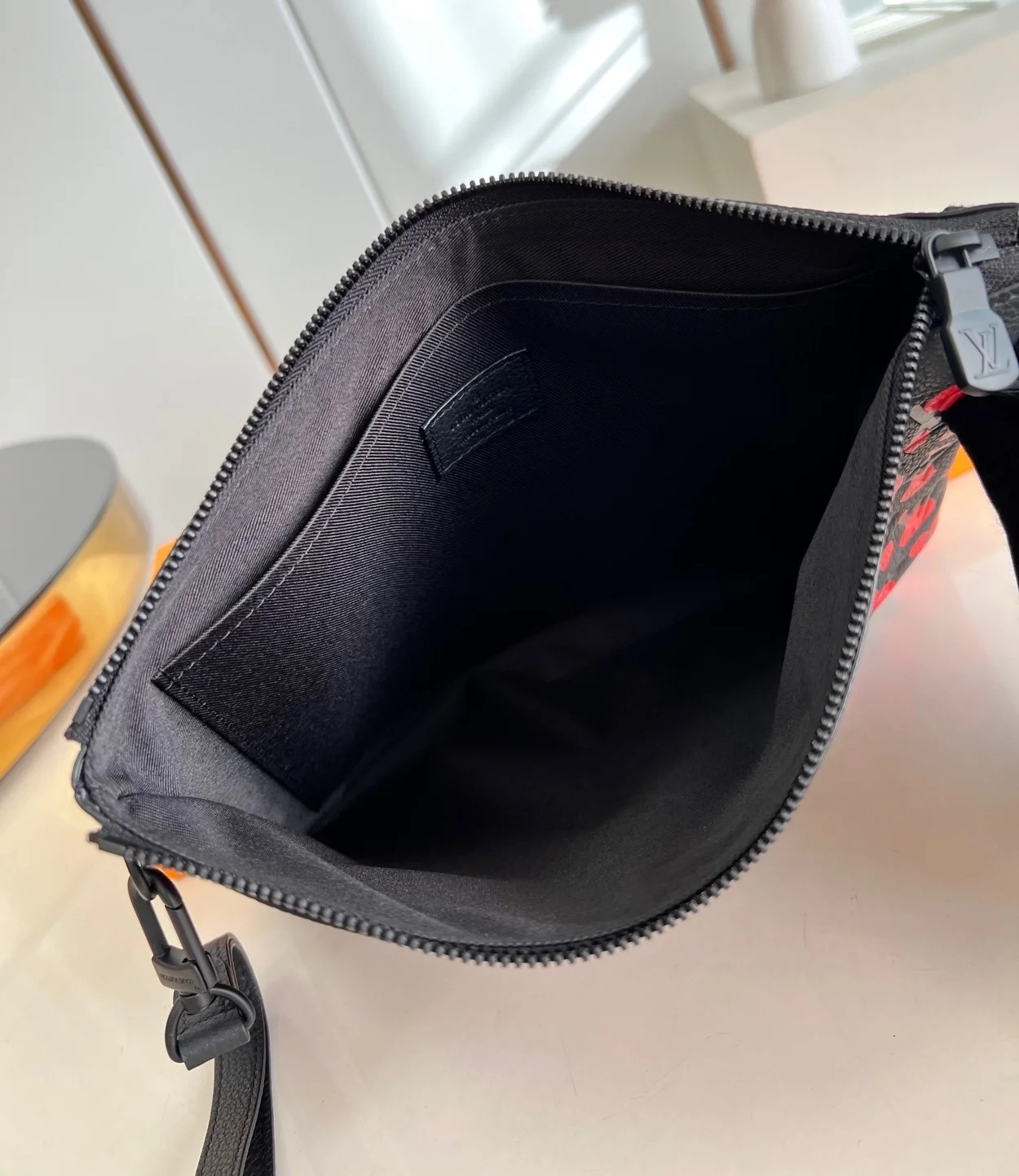 루이비통 x YK 포쉐트 투 고 M82019