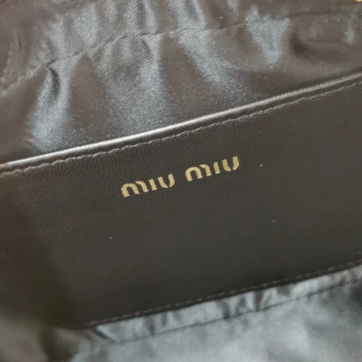 미우미우 마테라쎄 나파 가죽 탑 핸들 미니백 블랙