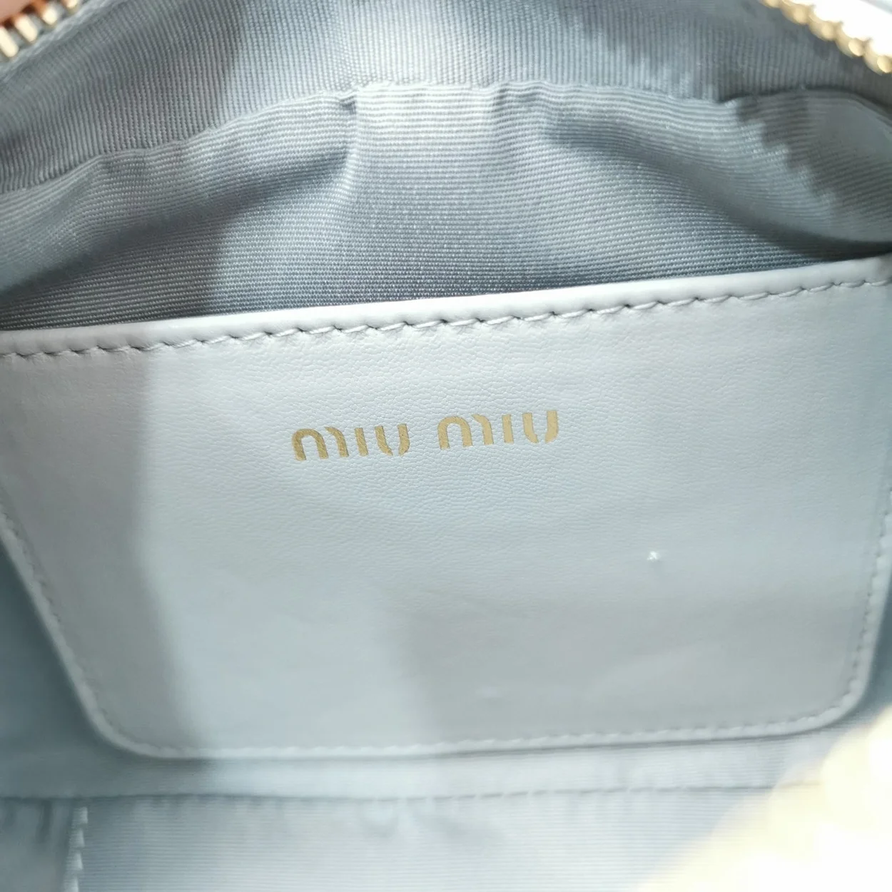 미우미우 마테라쎄 나파 가죽 탑 핸들 미니백 콘플라워