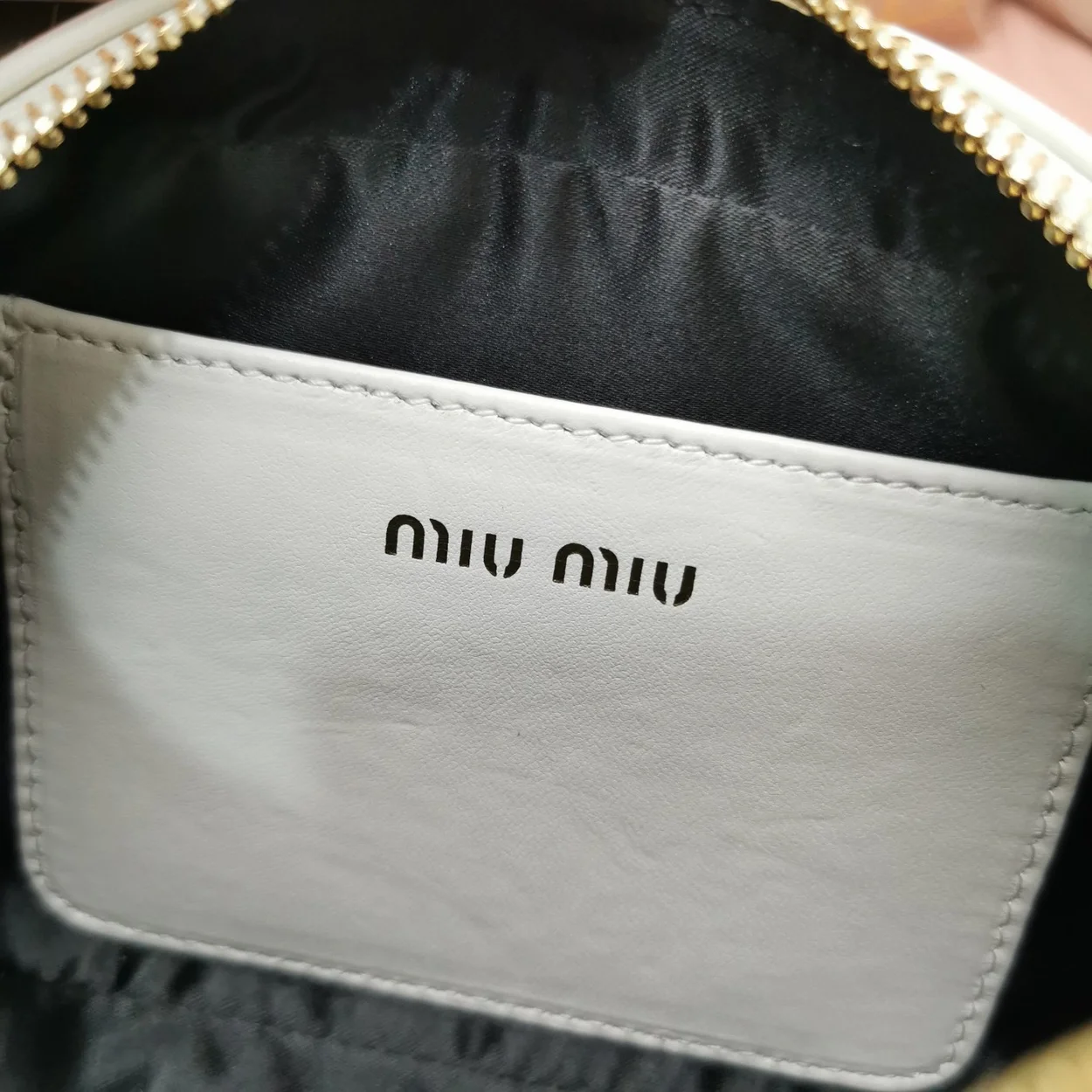 미우미우 마테라쎄 나파 가죽 탑 핸들 미니백 화이트