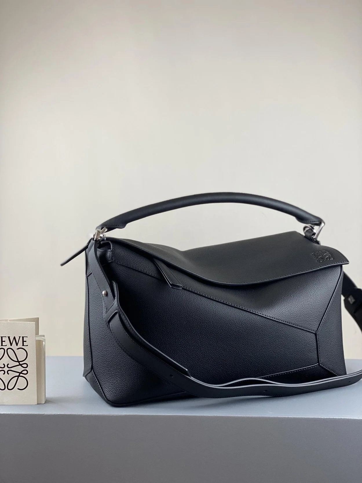 로에베 소프트 그레인 라지 퍼즐 엣지 백 블랙