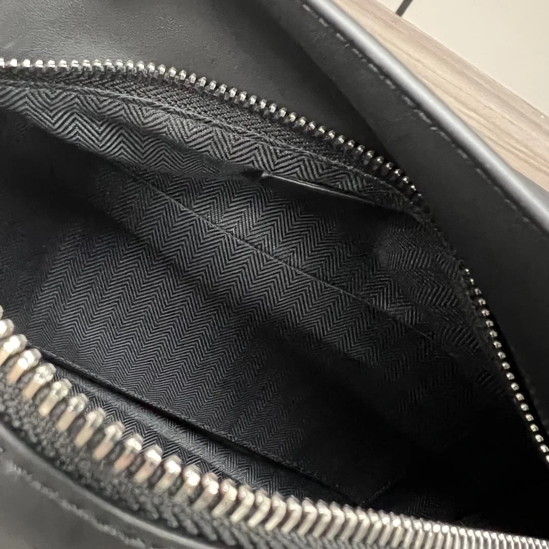 로에베 사틴 카프스킨 스몰 퍼즐 백 블랙