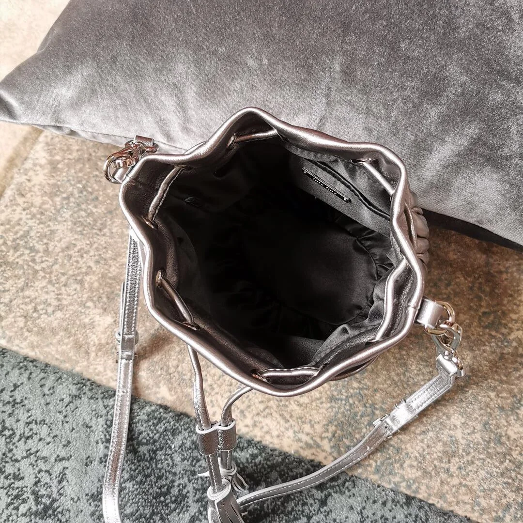 미우미우 마테라쎄 나파 가죽 버킷백 실버