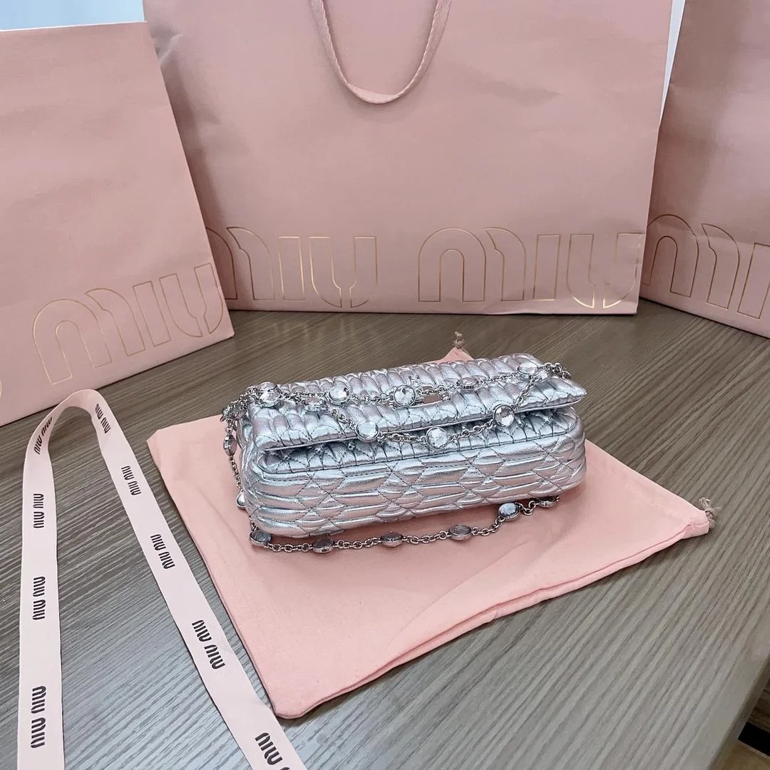 미우미우 마테라쎄 나파 가죽 크리스탈 미니백 실버