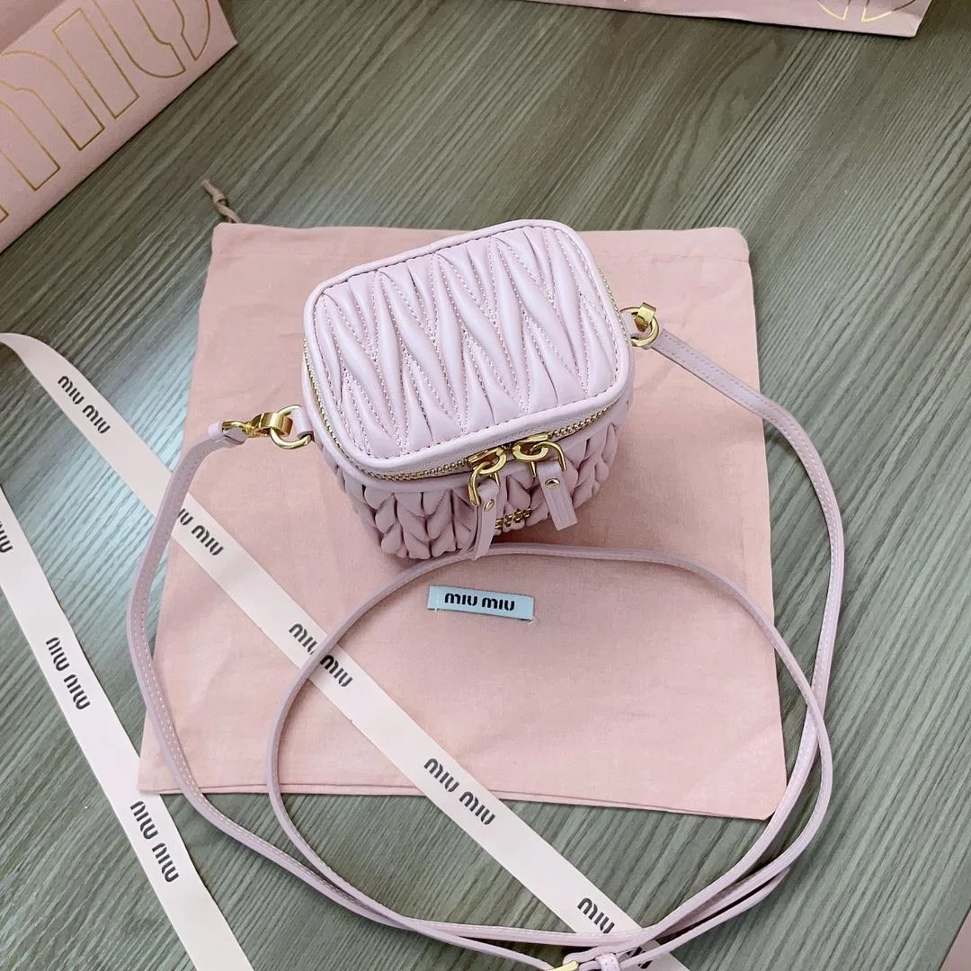 미우미우 마테라쎄 나파 가죽 마이크로백 핑크