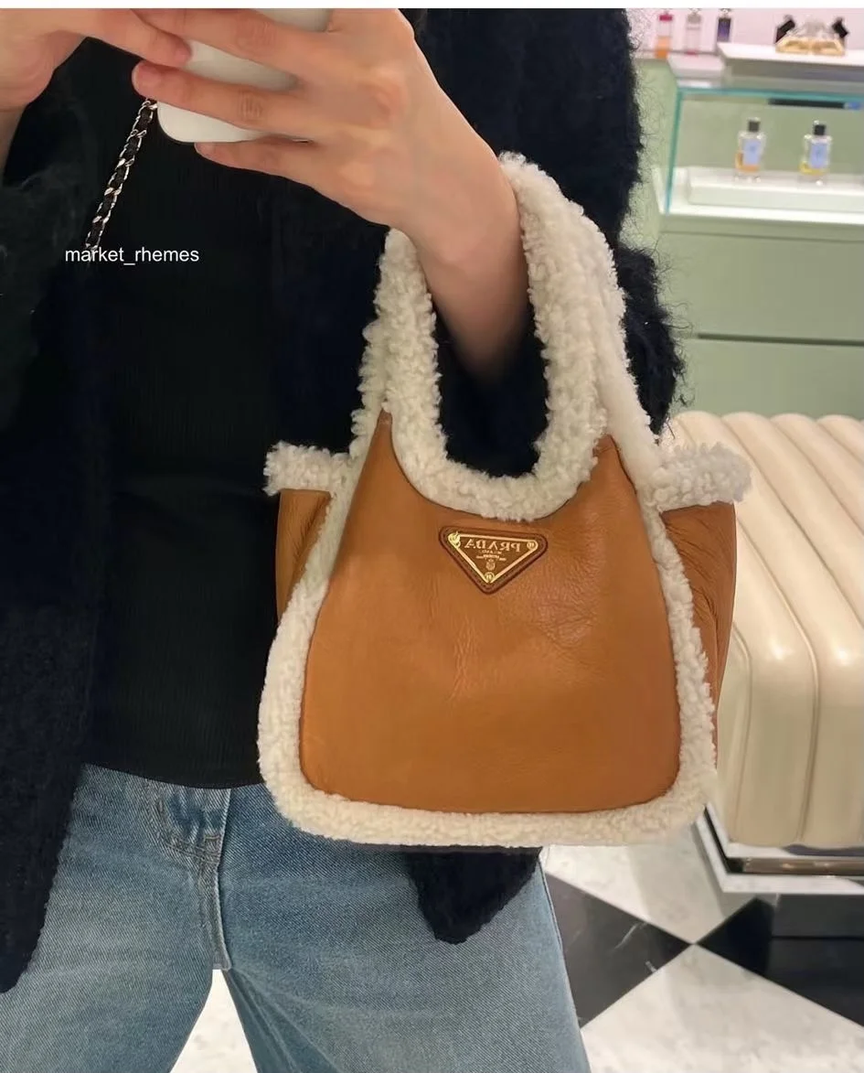 프라다 시어링 양털 미니 코냑 백 상세 이미지 6