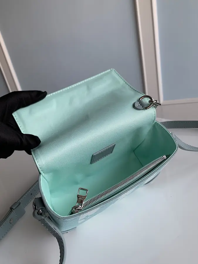 루이비통 스트리머 웨어러블 월릿 M22637