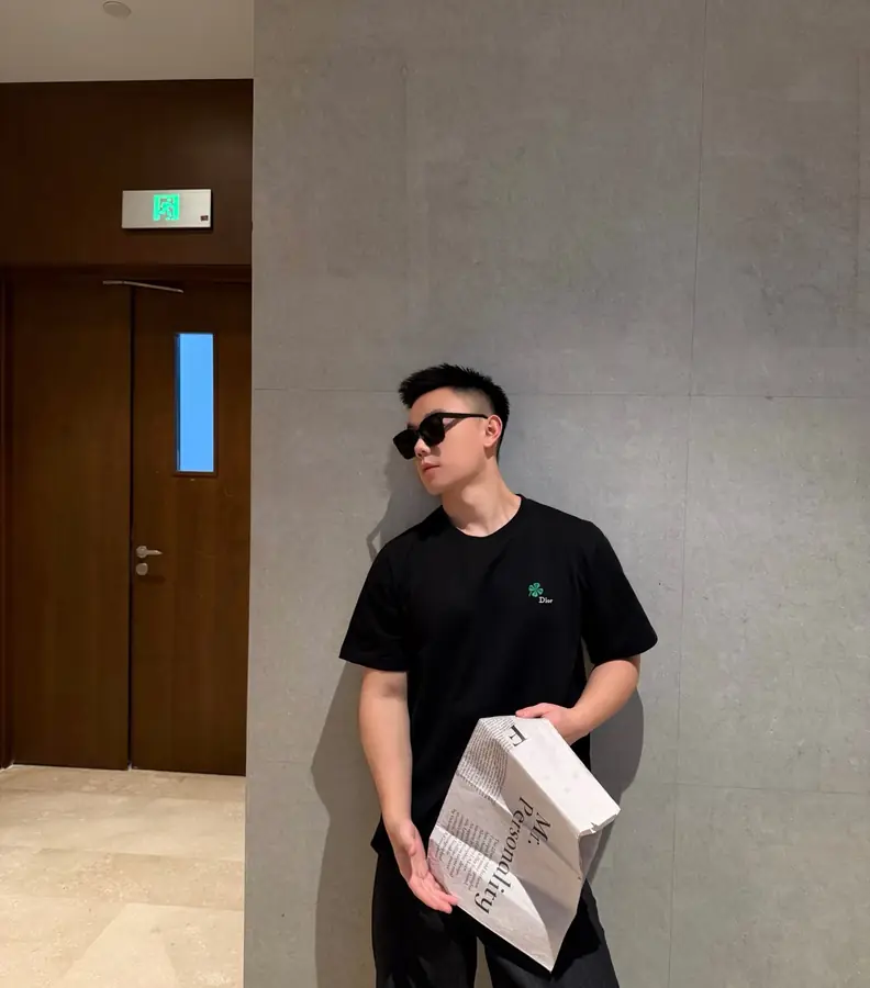 남녀공용 디올 네잎클로버 자수 티셔츠