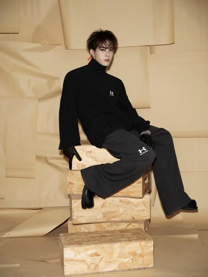 발렌시아가 x 언더아머 윈드브레이커 재킷