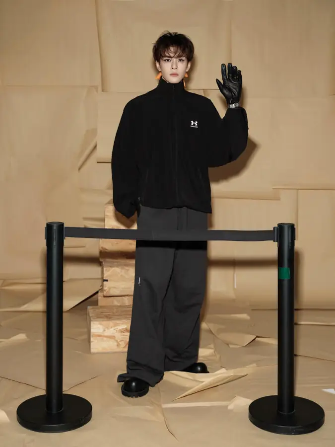 발렌시아가 x 언더아머 윈드브레이커 재킷
