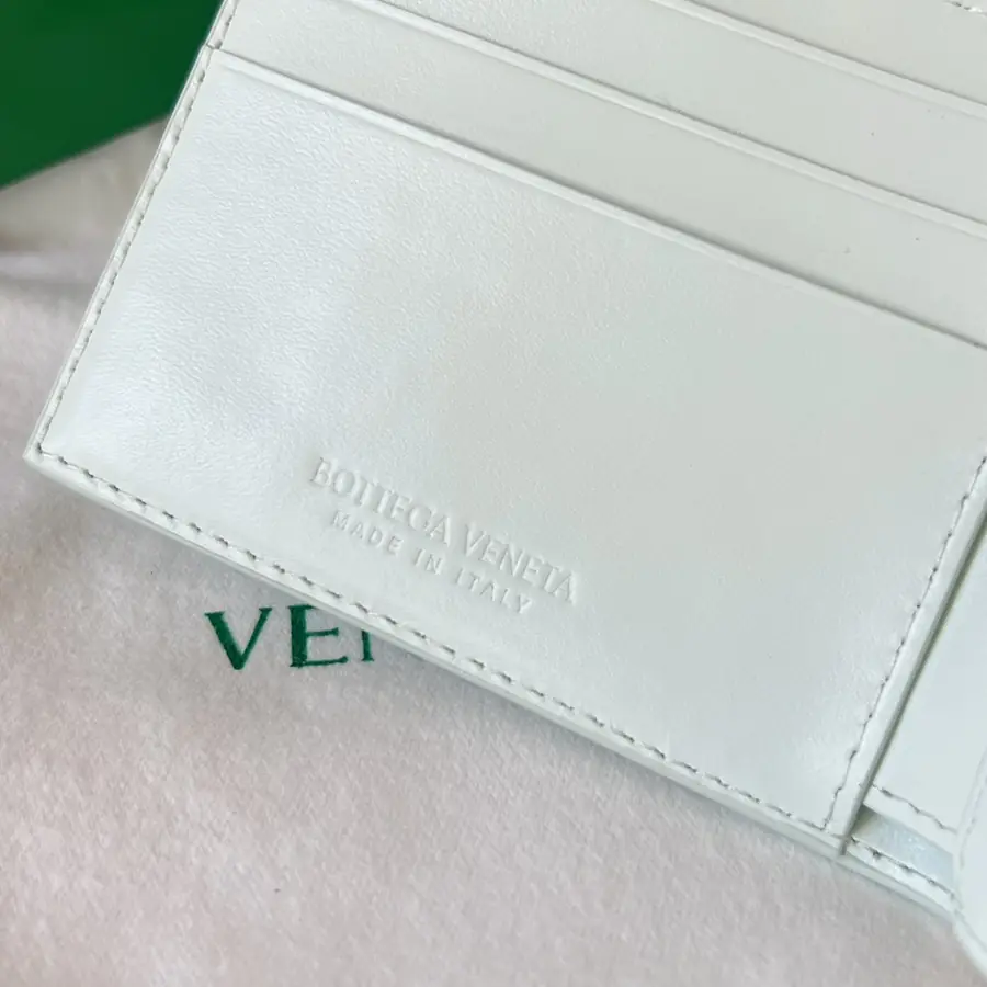 보테가 베네타 카세트 비폴드 월렛