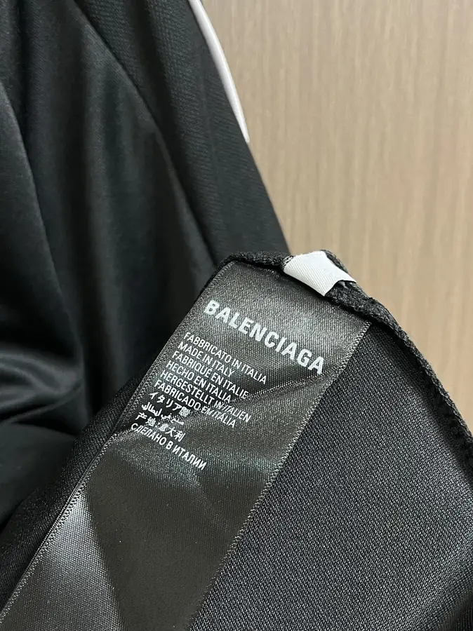 발렌시아가 오버사이즈 사커 티셔츠 블랙