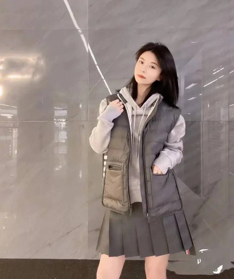 톰브라운 울트라 라이트 나일론 테크 퍼텔 넥 다운 베스트
