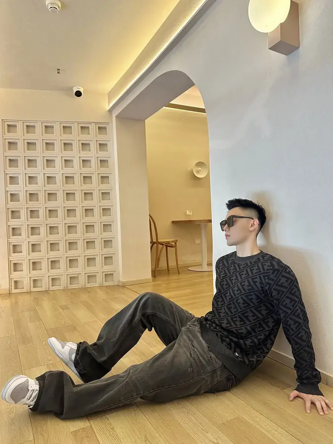 펜디 울 스웨터
