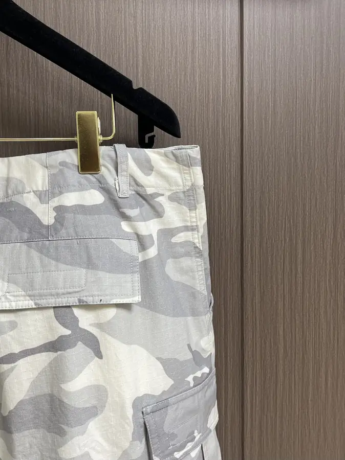 발렌시아가 그레이스케일 카모 하이브리드 배기 팬츠