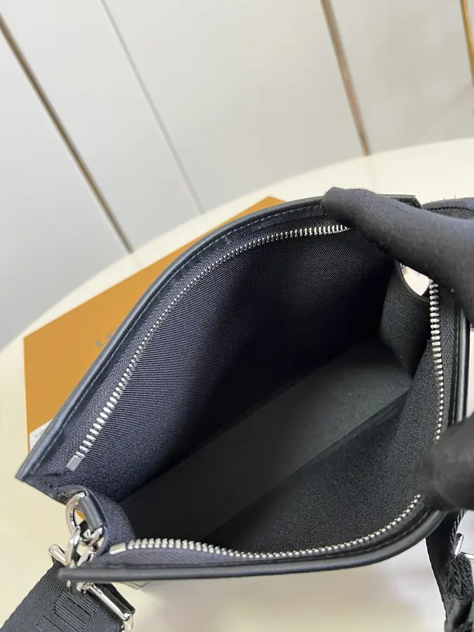 루이비통 게스톤 웨어러블 월릿 N64608
