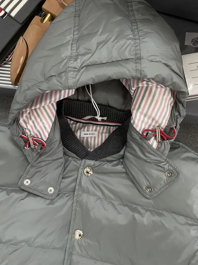 톰브라운 미디엄 매트 나일론 다운 코트