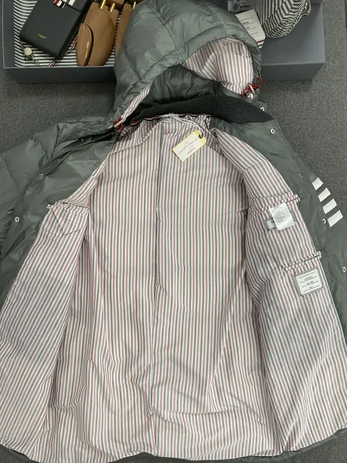 톰브라운 미디엄 매트 나일론 다운 코트