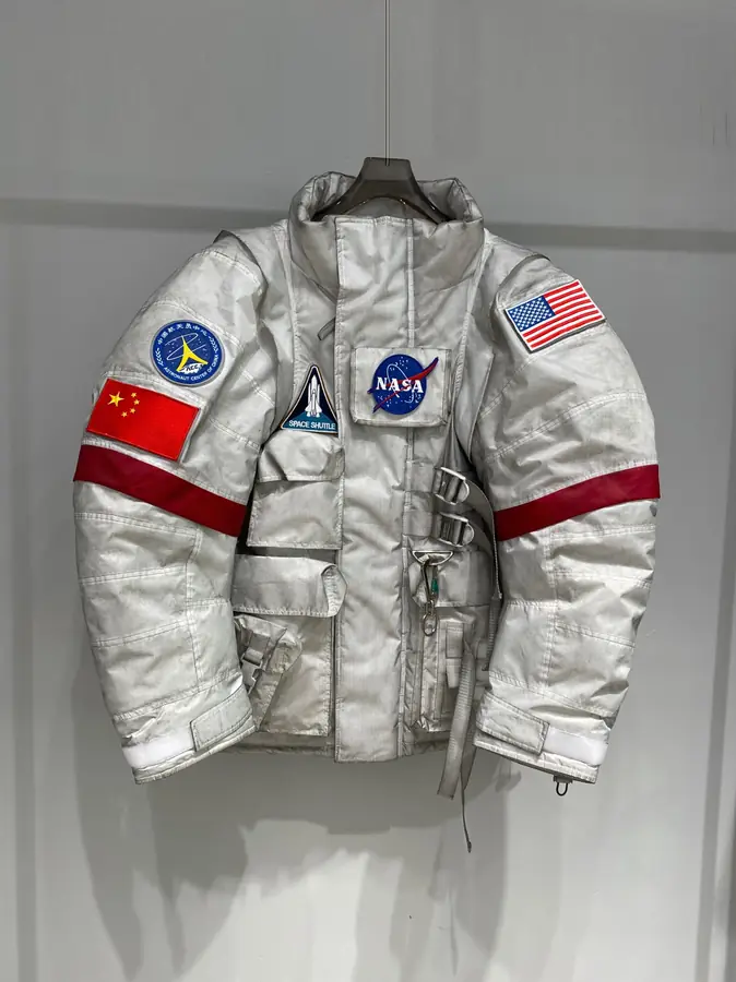 발렌시아가 x NASA 스페이스 컬렉션 패딩 자켓