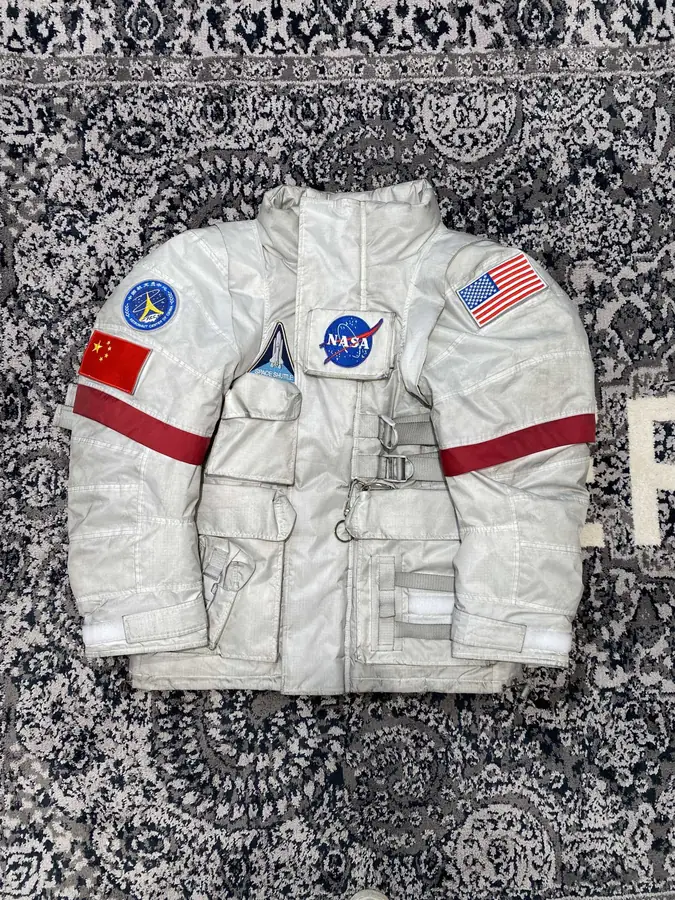 발렌시아가 x NASA 스페이스 컬렉션 패딩 자켓
