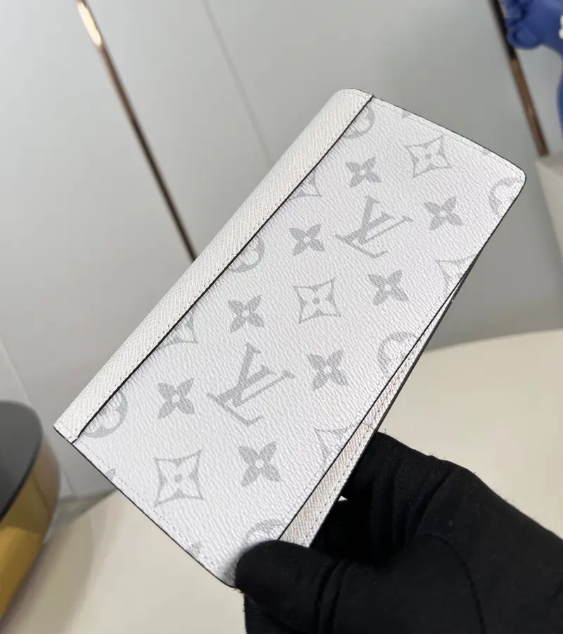 루이비통 브라짜 월릿 모노그램 타이가 화이트 M30298