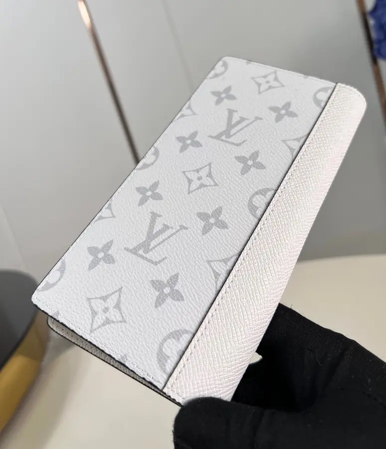 루이비통 브라짜 월릿 모노그램 타이가 화이트 M30298
