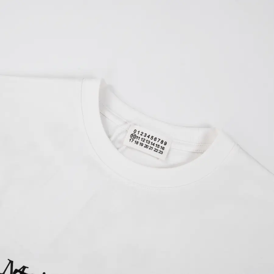 메종 마르지엘라 웨이브 백 로고 티셔츠 화이트