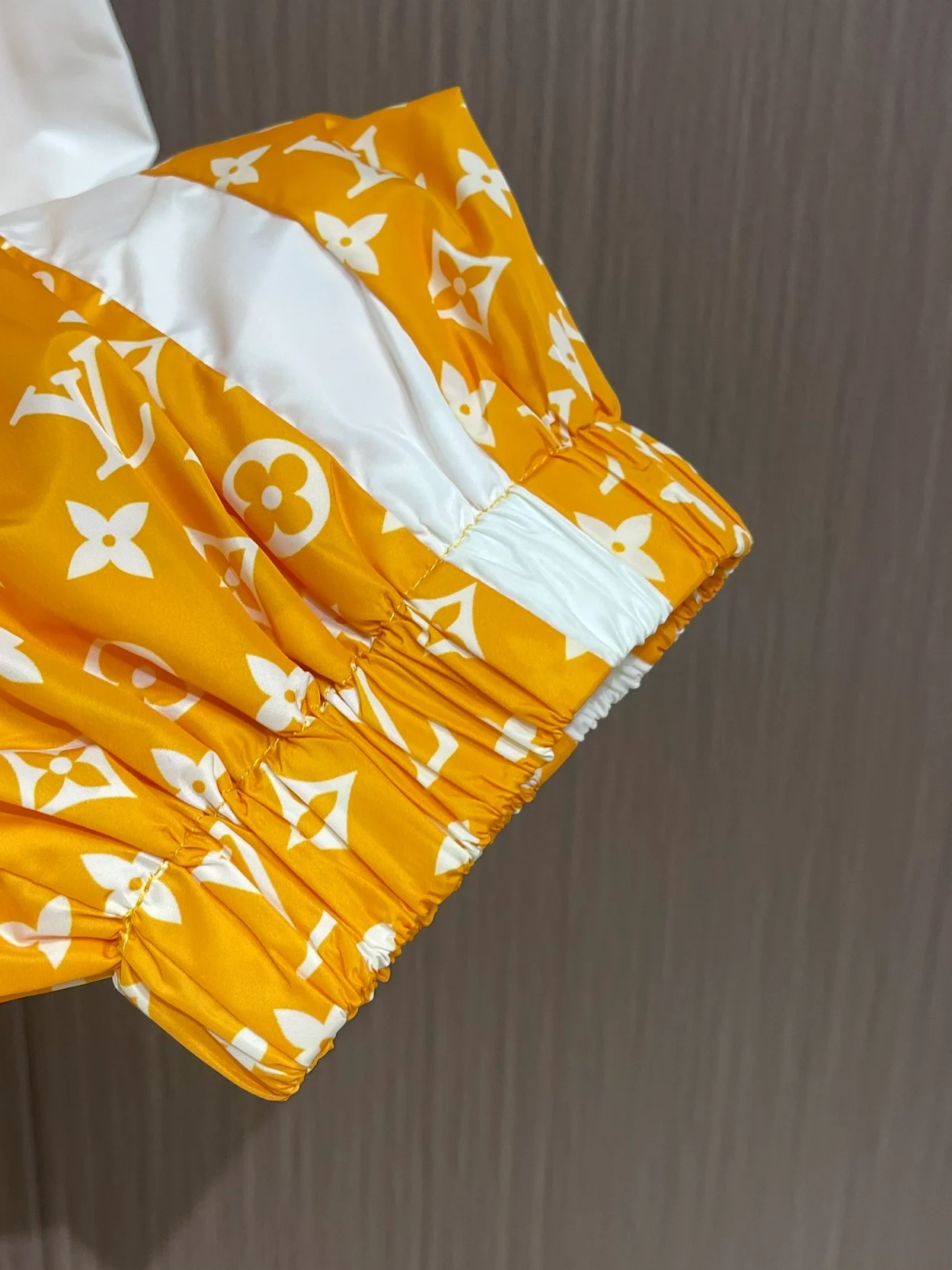 루이비통 모노그램 프린티드 테크니컬 트랙 팬츠 1AFWQG 21.5