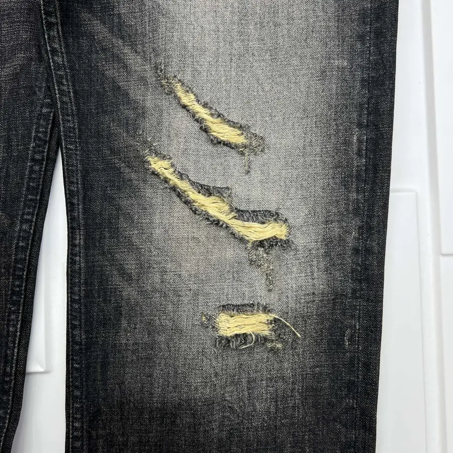 셀린느 블랙 디스트로이드 데님 웨슬리진