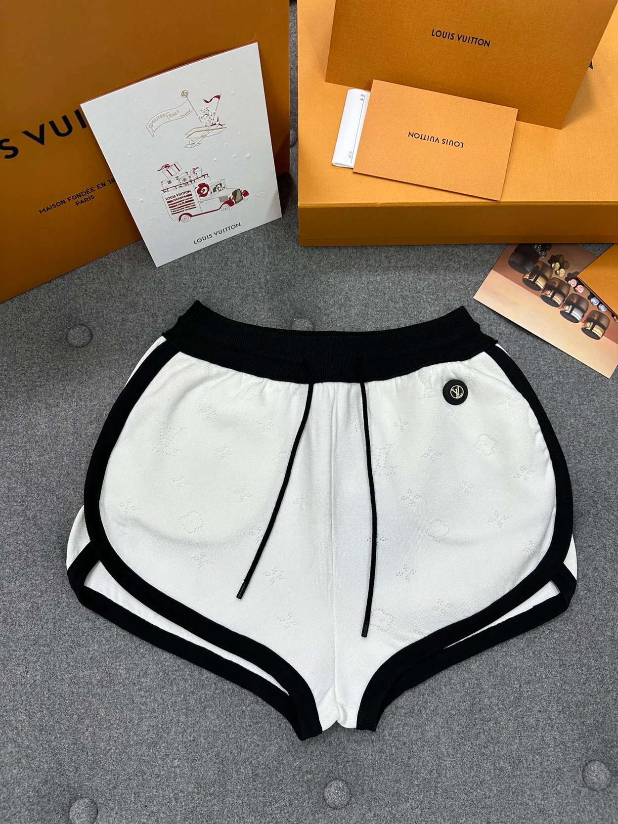 루이비통 모노그램 오픈워크 조깅 쇼츠 화이트