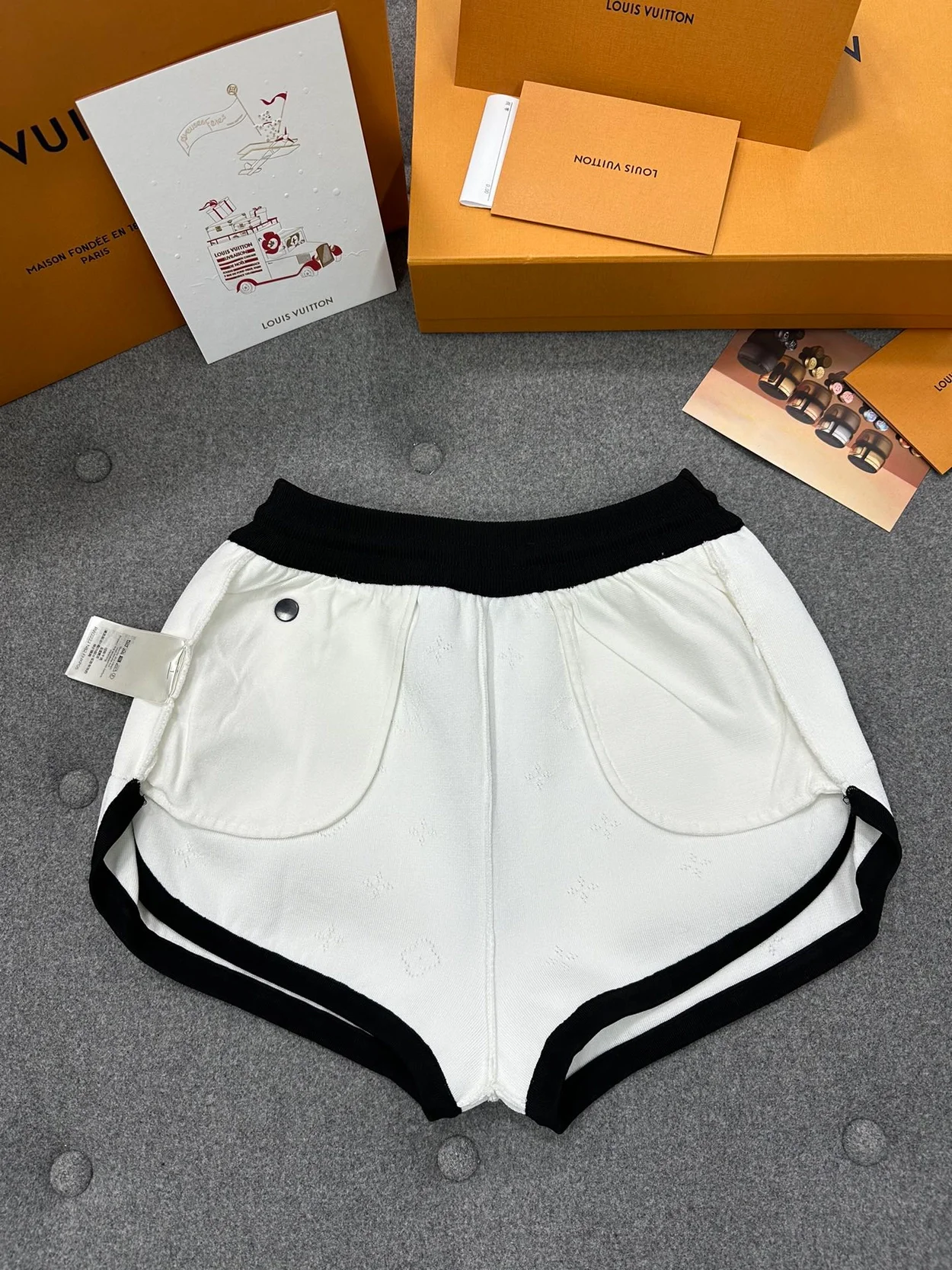 루이비통 모노그램 오픈워크 조깅 쇼츠 화이트