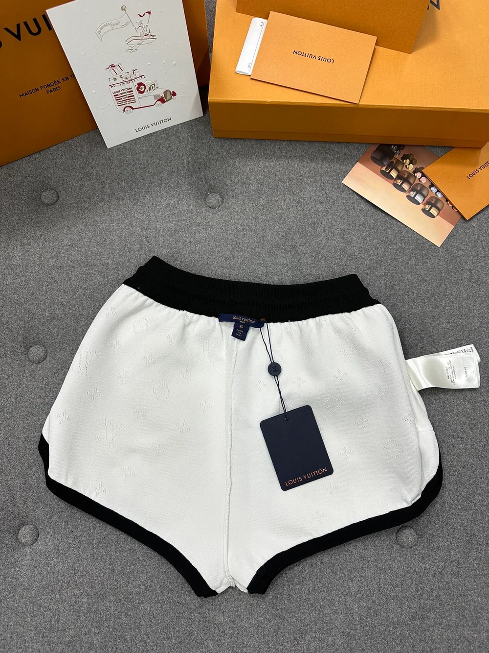 루이비통 모노그램 오픈워크 조깅 쇼츠 화이트