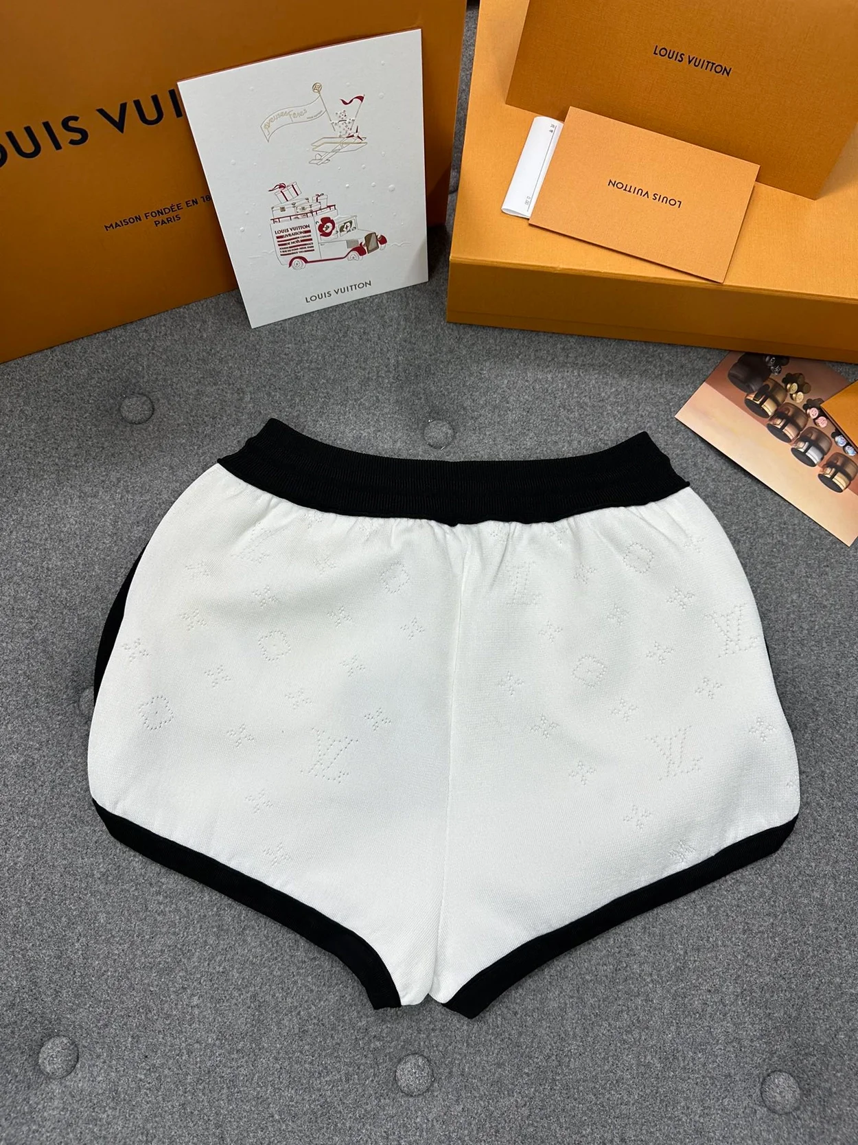 루이비통 모노그램 오픈워크 조깅 쇼츠 화이트