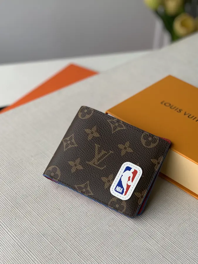 루이비통 x NBA 멀티플 월릿 M80105