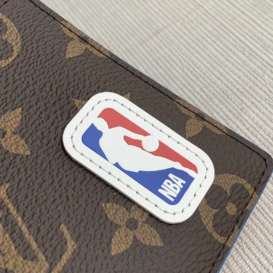루이비통 x NBA 멀티플 월릿 M80105
