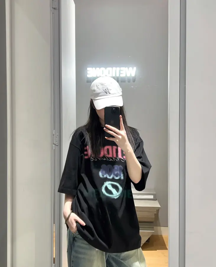 남녀공용 웰던 블러리 로고 프린트 반팔 티셔츠 (2color)