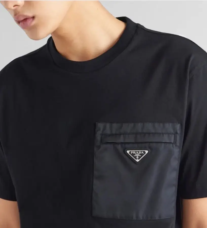 프라다 포켓 디테일 블랙 티셔츠