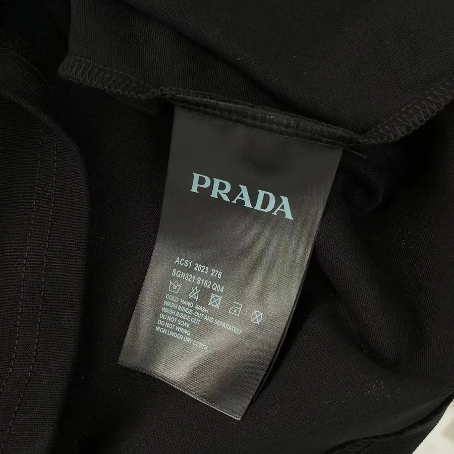 프라다 포켓 디테일 블랙 티셔츠