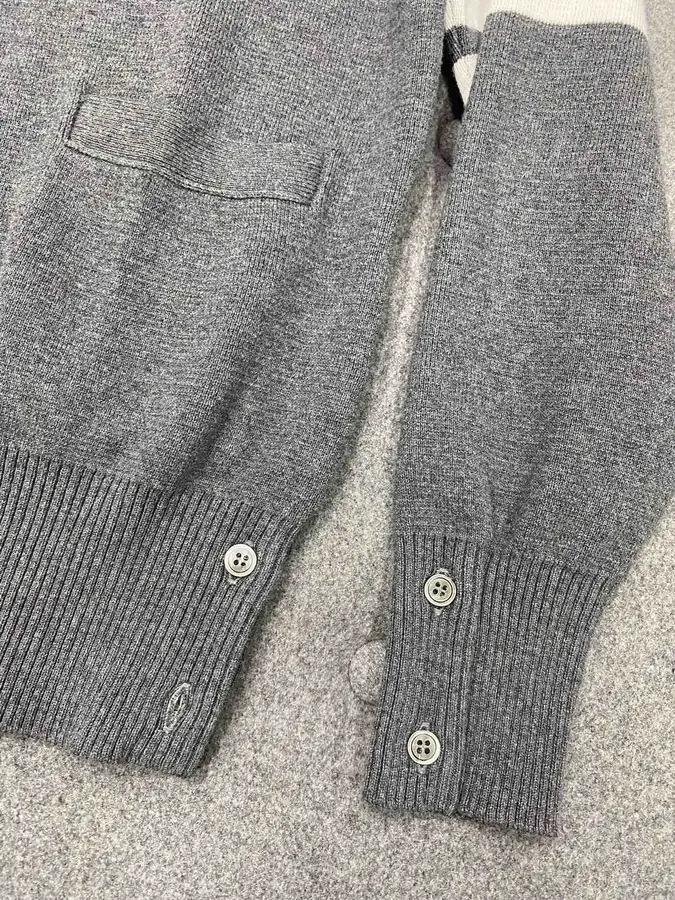 톰브라운 밀라노 브이넥 카디건 미디엄 그레이