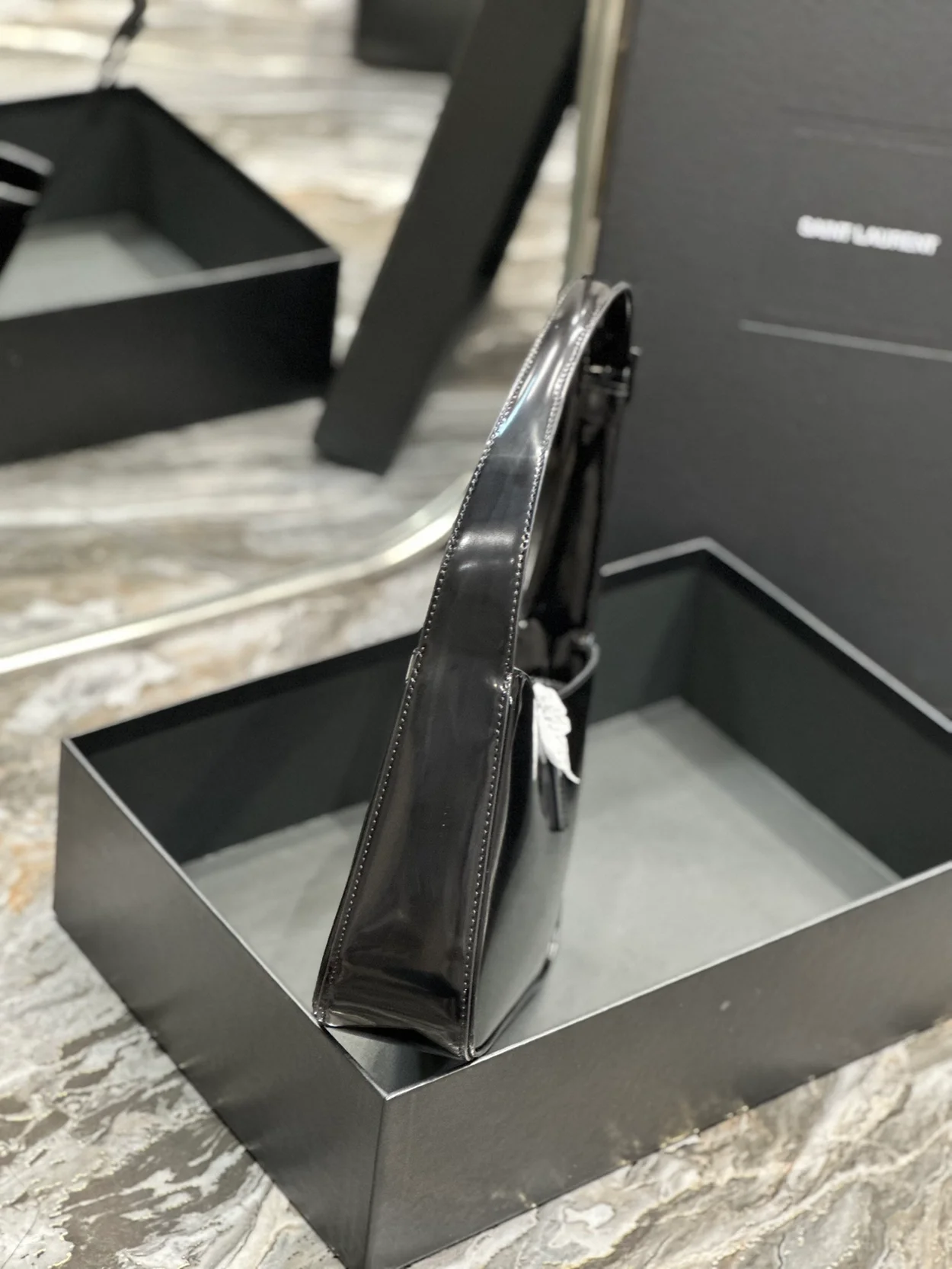 생로랑 LE 5 A 7 페이턴트 레더 숄더 백 다크